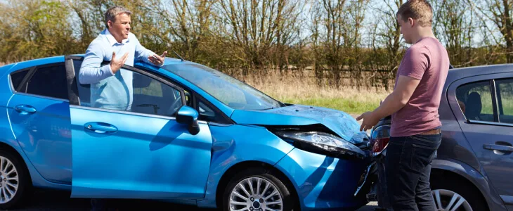 Two cars get into a rear-end accident and the drivers argue